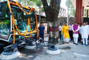 देहरादून में स्मार्ट रोड स्वीपिंग मशीनों का आगाज़, मुख्यमंत्री ने किया फ्लैग ऑफ और सराहा नगर निगम की पहल