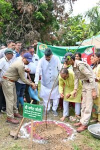 गणेश जोशी ने पौधा लगाकर कहा – प्रकृति को बचाना ही मानव जीवन बचाने का सबसे बड़ा प्रयास है