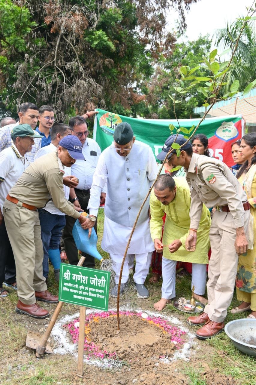 गणेश जोशी ने पौधा लगाकर कहा – प्रकृति को बचाना ही मानव जीवन बचाने का सबसे बड़ा प्रयास है