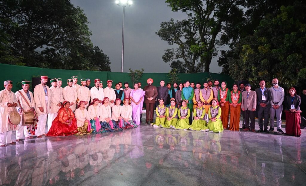 राष्ट्रपति द्रौपदी मुर्मू ने लोक कलाकारों से की मुलाकात, प्रदेश की संस्कृति को राष्ट्रीय पहचान दिलाने की अपील की