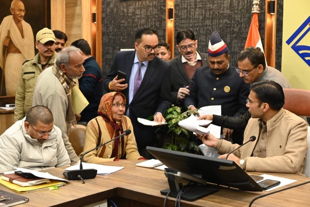 अभय अरोड़ा के दिव्यांग परिवार की आर्थिक दिक्कतों पर डीएम का संज्ञान—एसडीएम को जांच कर सहायता प्रस्ताव भेजने के निर्देश