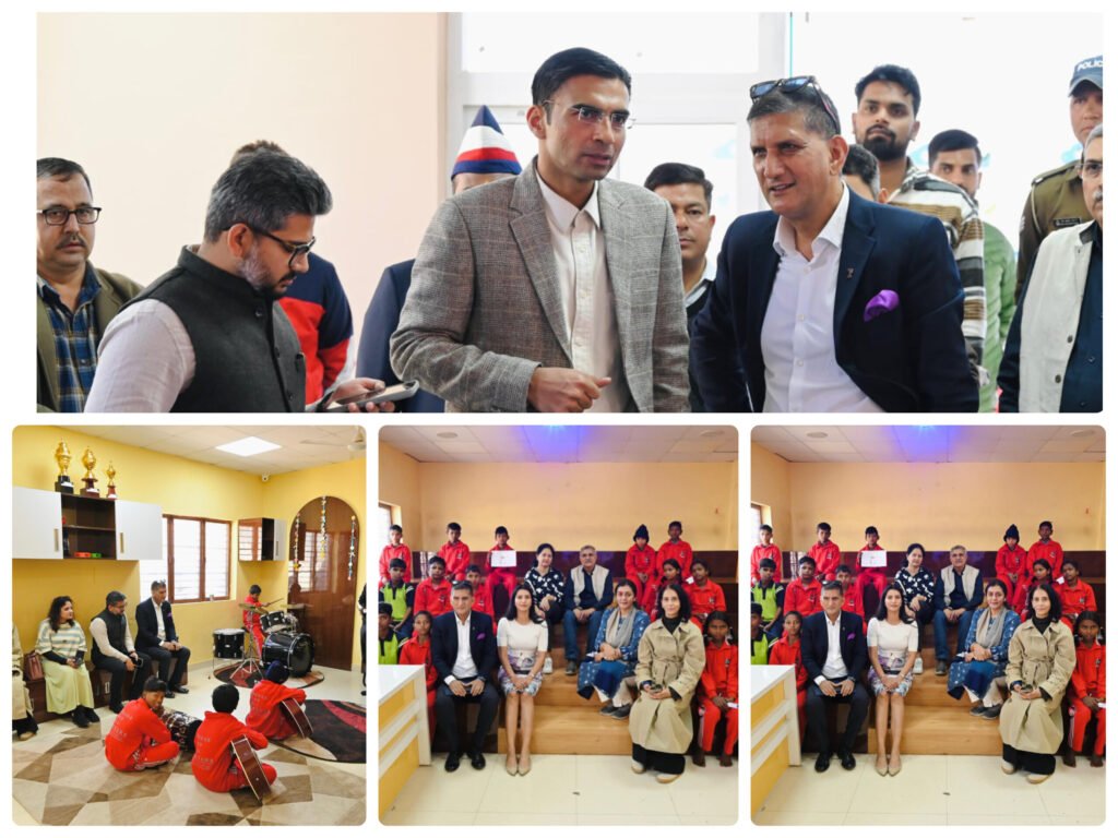 जिलाधिकारी ने स्कूल प्रबंधन को प्रथम तल भवन निर्माण, पैदल मार्ग और शौचालय मरम्मत जैसी व्यवस्थाओं को शीघ्र दुरुस्त करने के निर्देश दिए