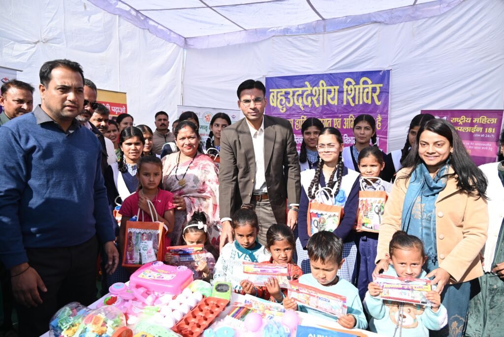 डीएम के निर्देश पर समाज कल्याण विभाग द्वारा 46 लाभार्थियों को 132 सहायक उपकरण तथा पशुपालन विभाग द्वारा 30 लाभार्थियों को पशु औषधि वितरित की गई