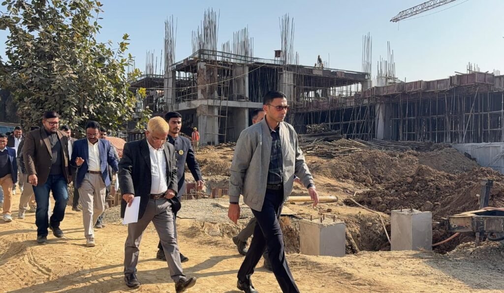 कार्य प्रगति की साप्ताहिक रिपोर्ट अनिवार्य रूप से उपलब्ध कराने का निर्देश भी डीएम ने निरीक्षण के दौरान दिया