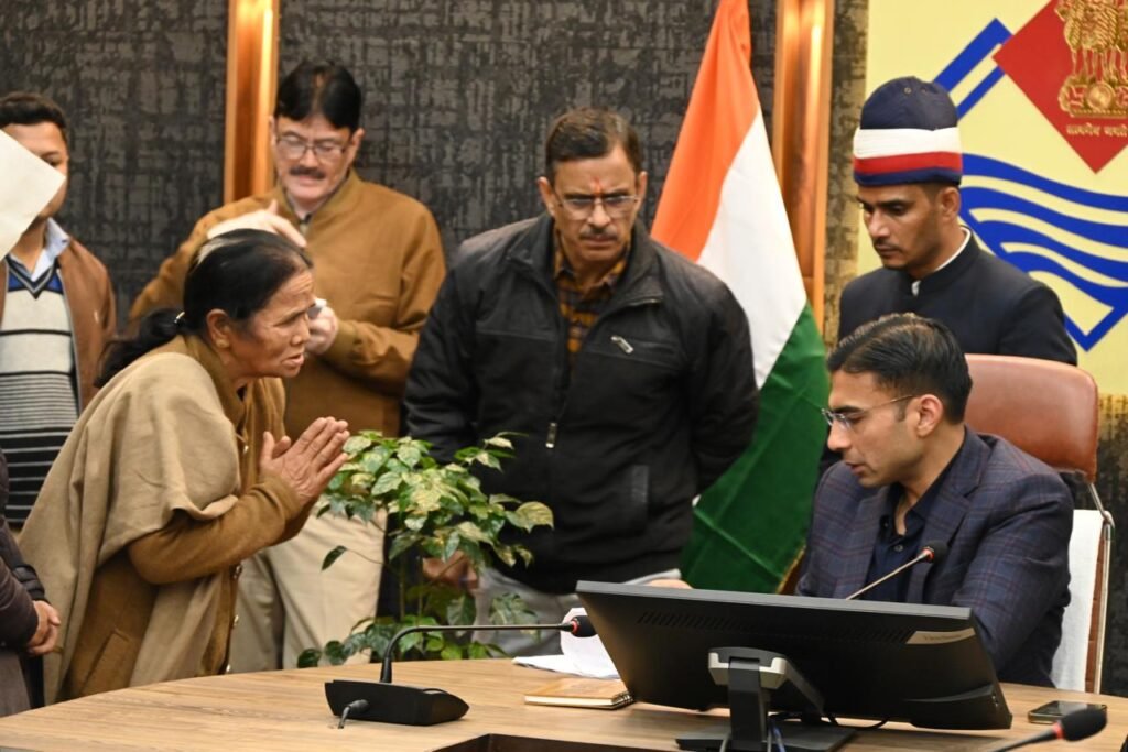 दैवीय आपदा में मकान ध्वस्त होने की शिकायत पर डीएम ने पुनर्वास अधिकारियों को कार्रवाई के आदेश दिए