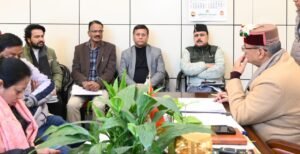 सड़क निर्माण कार्य में देरी पर अधिकारियों को चेतावनी देते कैबिनेट मंत्री गणेश जोशी