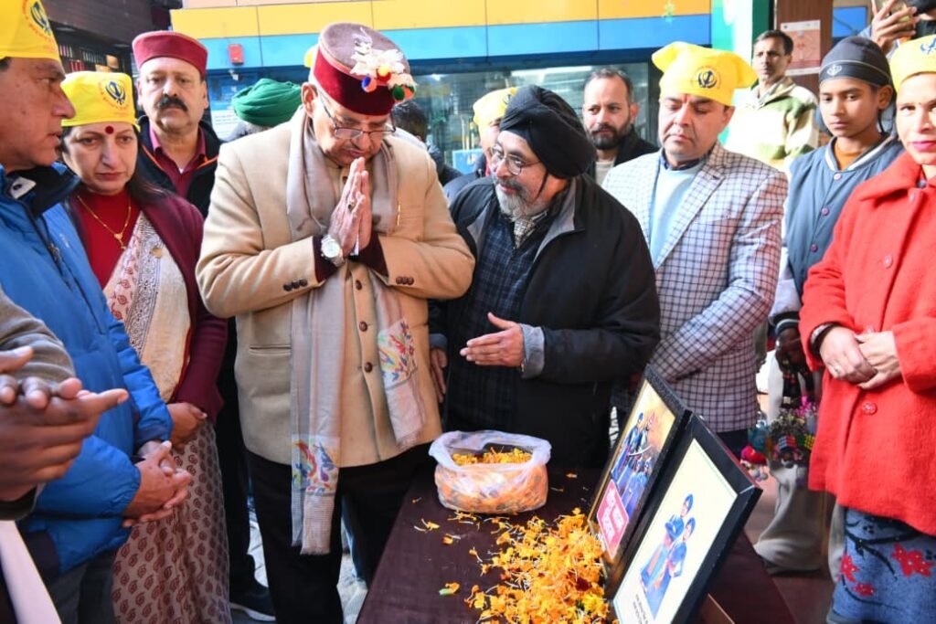 एक निजी समाचार पत्र द्वारा लगाए गए फूड स्टॉलों का उद्घाटन कर अवलोकन करते कैबिनेट मंत्री गणेश जोशी