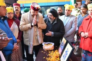 एक निजी समाचार पत्र द्वारा लगाए गए फूड स्टॉलों का उद्घाटन कर अवलोकन करते कैबिनेट मंत्री गणेश जोशी