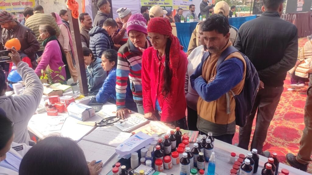 स्वास्थ्य विभाग ने 357 मरीजों की जांच कर एलोपैथिक, होम्योपैथिक और आयुर्वेदिक दवाइयों का निःशुल्क वितरण किया