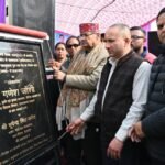 वाल्मीकि बस्ती में सुरक्षा दीवार निर्माण कार्य का शुभारंभ करते कैबिनेट मंत्री गणेश जोशी