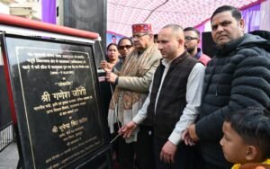 वाल्मीकि बस्ती में सुरक्षा दीवार निर्माण कार्य का शुभारंभ करते कैबिनेट मंत्री गणेश जोशी