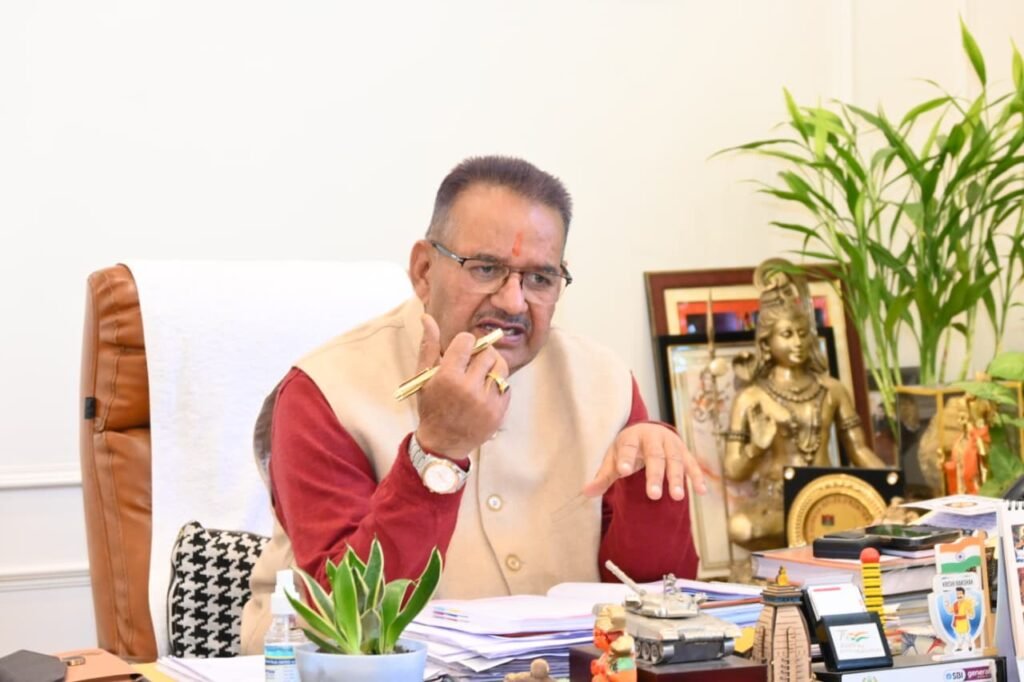 मंत्री गणेश जोशी ने अपने कैंप कार्यालय में जल निगम, जल संस्थान एवं सिंचाई विभाग के अधिकारियों के साथ मसूरी विधानसभा क्षेत्र में प्रस्तावित एवं संचालित विकास कार्यों की समीक्षा बैठक की