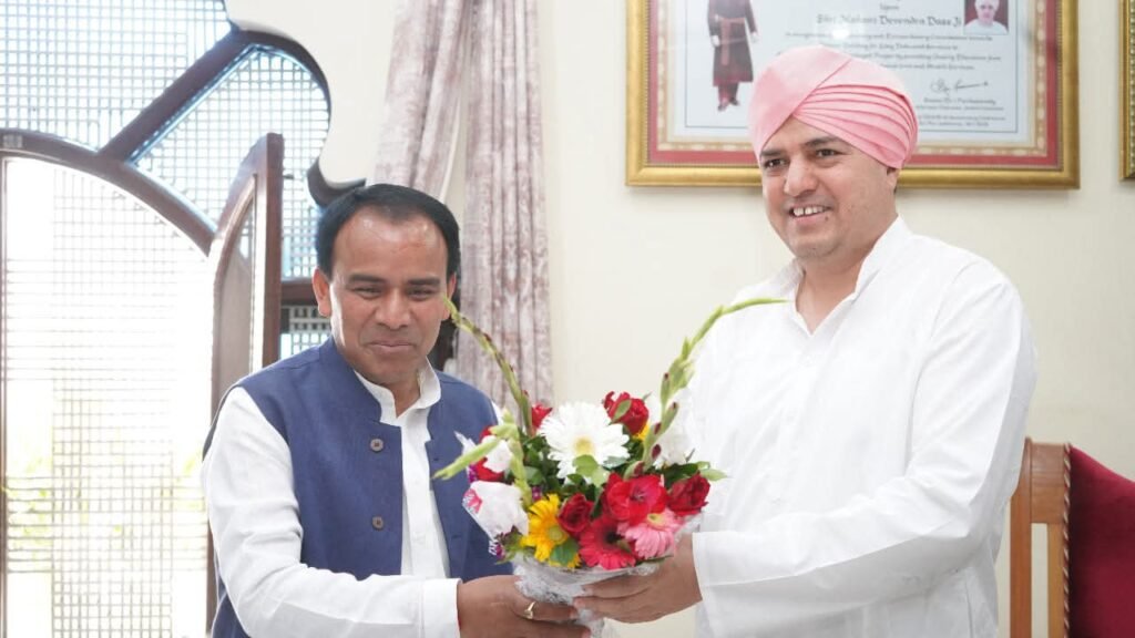 स्वास्थ्य मंत्री डॉ. धन सिंह रावत स्वयं श्री दरबार साहिब पहुंचकर श्रीमहंत देवेन्द्र दास जी महाराज से आशीर्वाद प्राप्त कर प्रकटोत्सव की बधाई दी