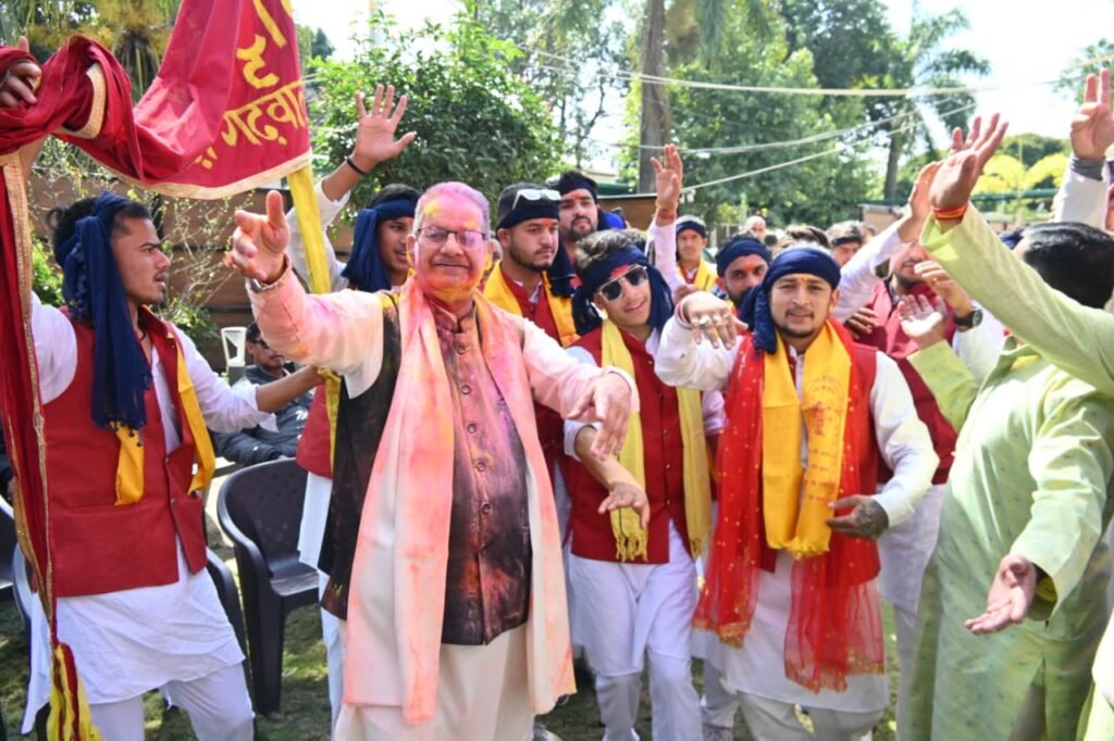 मंत्री गणेश जोशी ने कहा कि हम सभी को संकल्प लेना चाहिए कि इस होली पर अपने भीतर की दुर्भावनाओं, ईर्ष्या और कटुता को समाप्त कर समाज में प्रेम और सौहार्द का वातावरण बनाएँ।