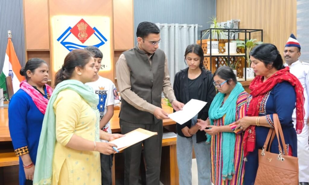 डीएम सविन बंसल ने अधिकारियों को दिए निर्देश, मीना ठाकुर के परिवार को सरकारी योजनाओं और ‘प्रोजेक्ट नंदा-सुनंदा’ से जोड़ा जाएगा