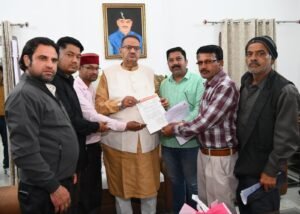 मसूरी क्षेत्र के पूर्व ग्राम प्रधानों से मिले कैबिनेट मंत्री गणेश जोशी, क्षेत्र में विकास कार्यो पर हुई विस्तृत चर्चा