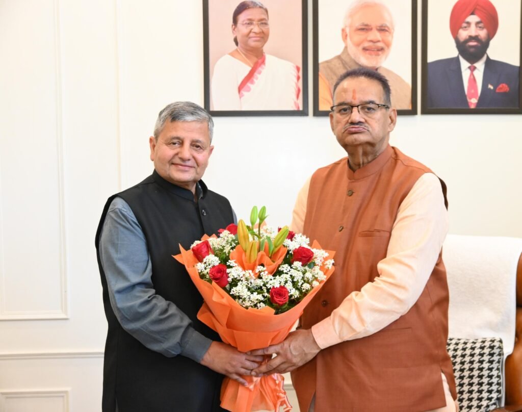 कृषि मंत्री गणेश जोशी से शिष्टाचार भेंट करते भरसार विश्वविद्यालय के कुलपति