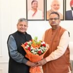 कृषि मंत्री गणेश जोशी से शिष्टाचार भेंट करते भरसार विश्वविद्यालय के कुलपति