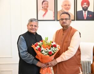 कृषि मंत्री गणेश जोशी से शिष्टाचार भेंट करते भरसार विश्वविद्यालय के कुलपति