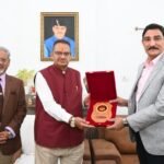 मंत्री गणेश जोशी से मिले गढ़वाल राइफल्स के कर्नल ऑफ द् रेजिमेंट लेफ्टिनेंट जनरल दिनेश सिंह राणा