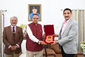 मंत्री गणेश जोशी से मिले गढ़वाल राइफल्स के कर्नल ऑफ द् रेजिमेंट लेफ्टिनेंट जनरल दिनेश सिंह राणा