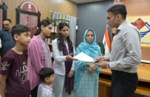 जिलाधिकारी सविन बंसल ने दिखाई संवेदनशीलता, विधवा क्षमा परवीन का बैंक ऋण ओटीएस के जरिए कराया समाप्त