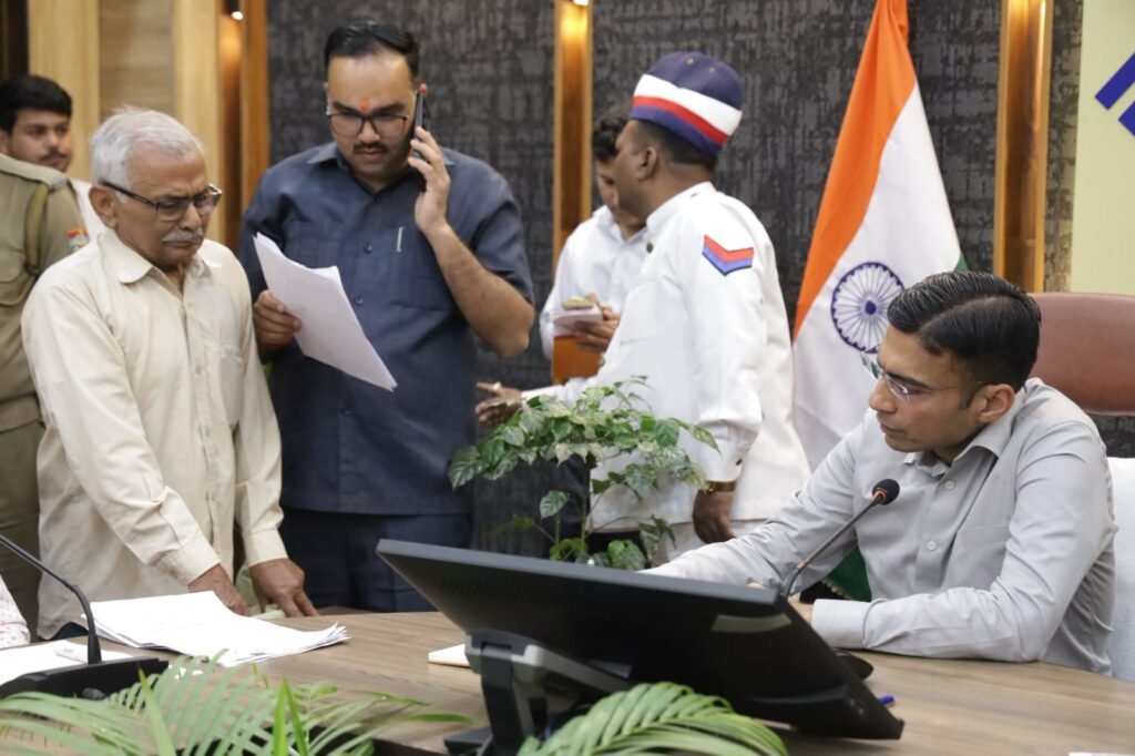 जिलाधिकारी सविन बंसल की अध्यक्षता में आयोजित जन दर्शन में अवैध कब्जे की शिकायत पर त्वरित कार्रवाई के निर्देश दिए गए