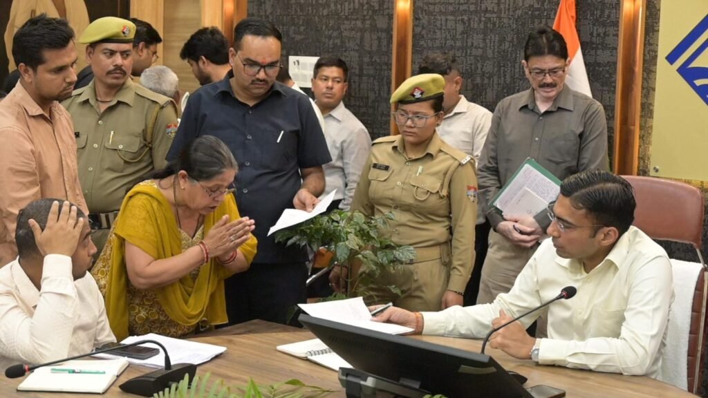 जिलाधिकारी सविन बंसल की दरियादिली—जरूरतमंदों के बिल माफ, शिक्षा और रोजगार सुनिश्चित