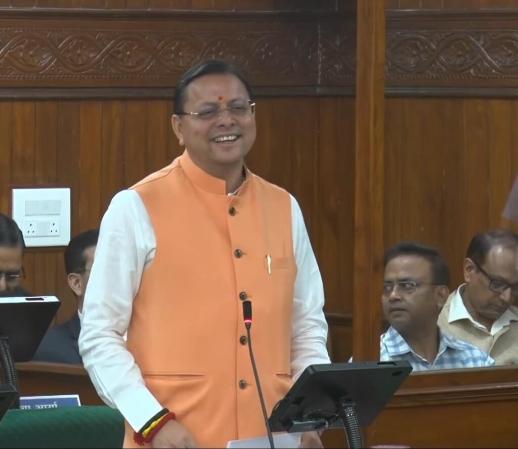 मुख्यमंत्री धामी ने कहा कि प्रधानमंत्री नरेंद्र मोदी के संकल्प से आज सामान्य परिवारों की बेटियां रसोई से रायसीना हिल तक पहुंच रही हैं।