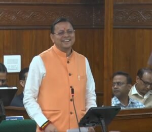 मुख्यमंत्री धामी ने कहा कि प्रधानमंत्री नरेंद्र मोदी के संकल्प से आज सामान्य परिवारों की बेटियां रसोई से रायसीना हिल तक पहुंच रही हैं।