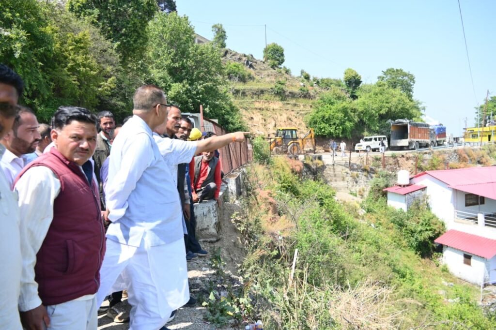 मंत्री गणेश जोशी ने अधिकारियों को निर्देशित करते हुए तत्काल शीघ्र अति शीघ्र ग्रामीणों के साथ समन्वय स्थापित कर मोटर मार्ग के अलाइनमेंट में आ रही बाधाओं का शीघ्र समाधान किया जाए