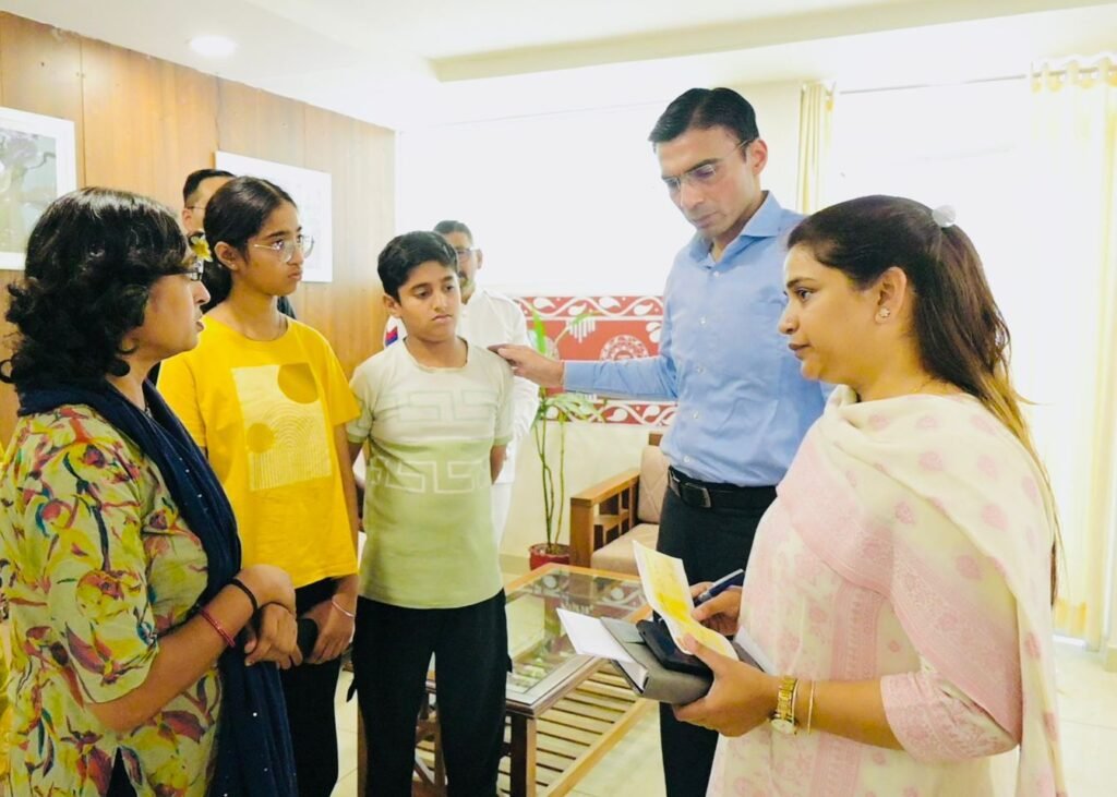 जिलाधिकारी सविन बंसल के मार्गदर्शन में उपचार, शिक्षा और रोजगार पर मानवीय निस्तारण