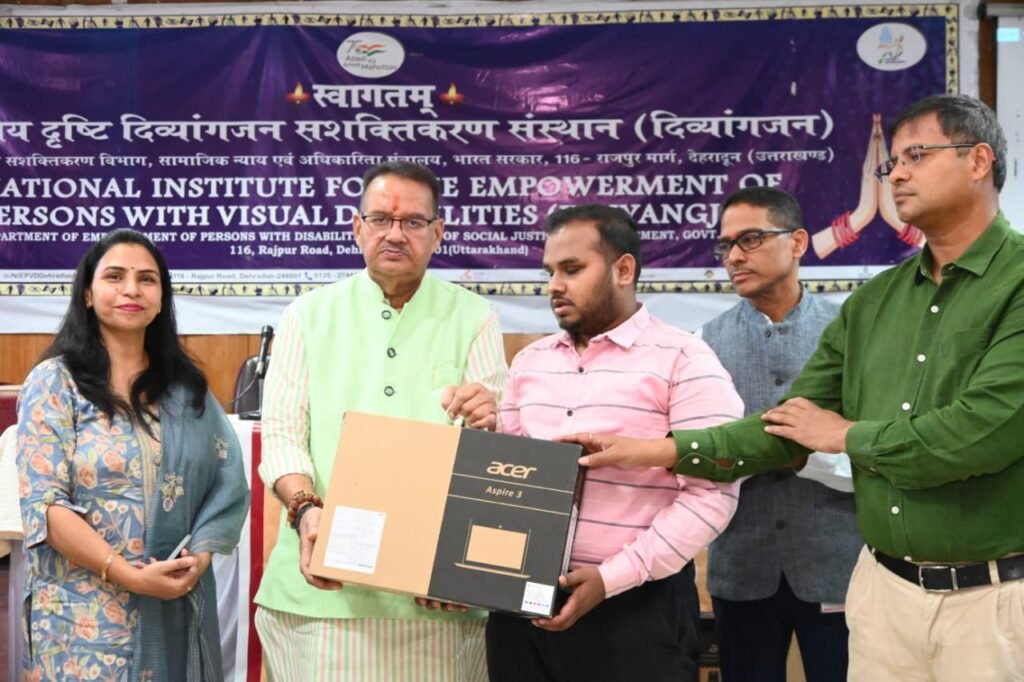कैबिनेट मंत्री गणेश जोशी ने एनआईवीएच में लैपटॉप वितरण कार्यक्रम में किया प्रतिभाग
