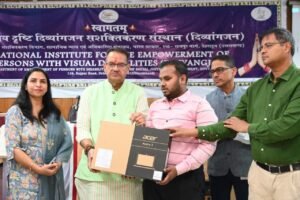 कैबिनेट मंत्री गणेश जोशी ने एनआईवीएच में लैपटॉप वितरण कार्यक्रम में किया प्रतिभाग