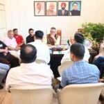 मंत्री गणेश जोशी ने अधिकारियों से कहा—हर योजना हो दीर्घकालिक और स्थायी समाधान वाली