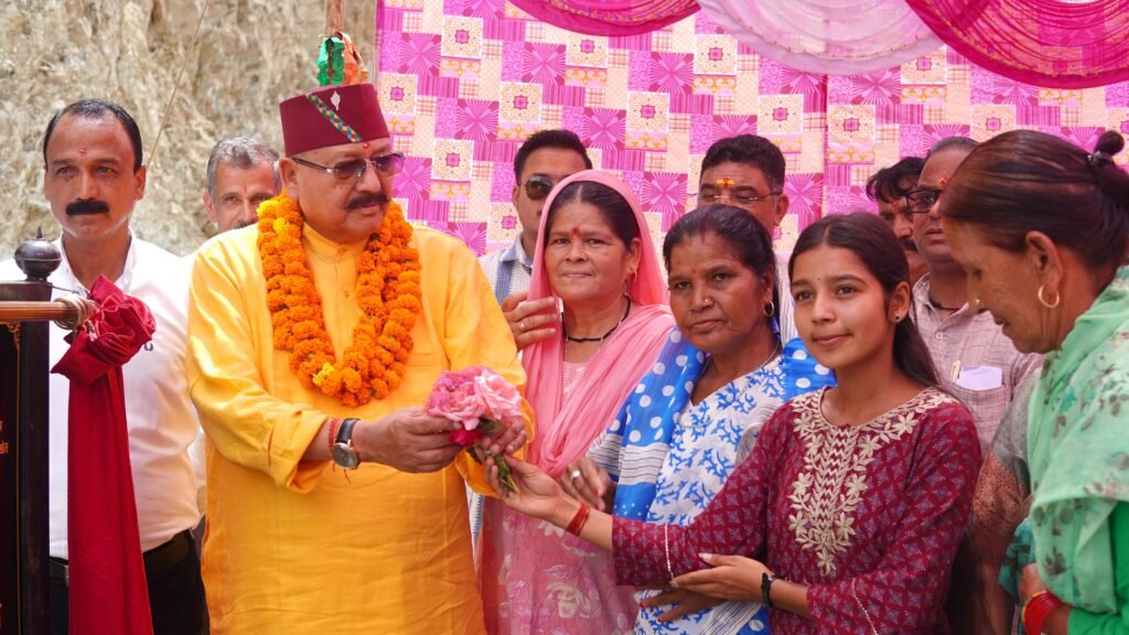 एकेश्वर में विकास कार्यों का शिलान्यास कर सतपाल महाराज ने दी बड़ी सौगात