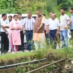 भंडार गांव में सड़क सुधारीकरण और पुश्ता निर्माण कार्यों का जायजा लिया गणेश जोशी ने