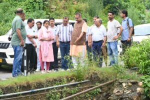 भंडार गांव में सड़क सुधारीकरण और पुश्ता निर्माण कार्यों का जायजा लिया गणेश जोशी ने