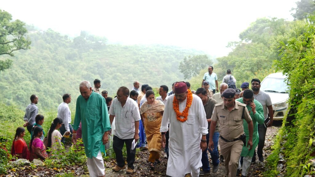 जनता की चौखट पर पहुंचे सतपाल महाराज, सुनीं समस्याएं और दी विकास की सौगात