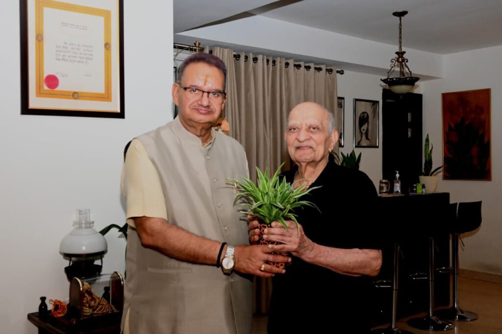 सेना की गौरवशाली परंपराओं पर सैनिक कल्याण मंत्री गणेश जोशी और लेफ्टिनेंट जनरल आनंद सरूप के बीच हुई चर्चा