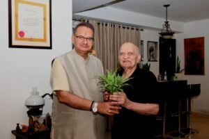 सेना की गौरवशाली परंपराओं पर सैनिक कल्याण मंत्री गणेश जोशी और लेफ्टिनेंट जनरल आनंद सरूप के बीच हुई चर्चा