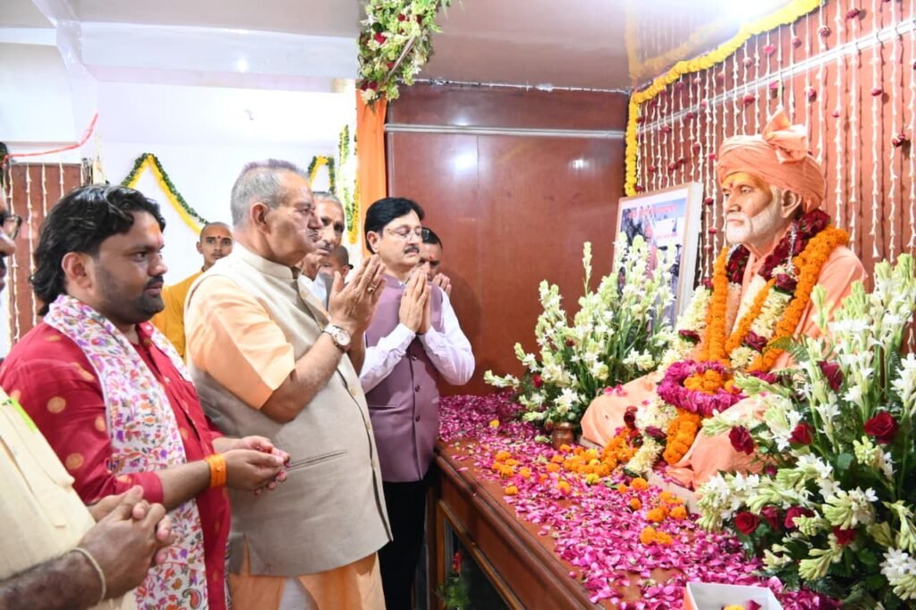 कृषि मंत्री गणेश जोशी ने 5100 वर्ष से अधिक प्राचीन अक्षय वट की परिक्रमा कर लिया आशीर्वाद