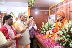 कृषि मंत्री गणेश जोशी ने 5100 वर्ष से अधिक प्राचीन अक्षय वट की परिक्रमा कर लिया आशीर्वाद