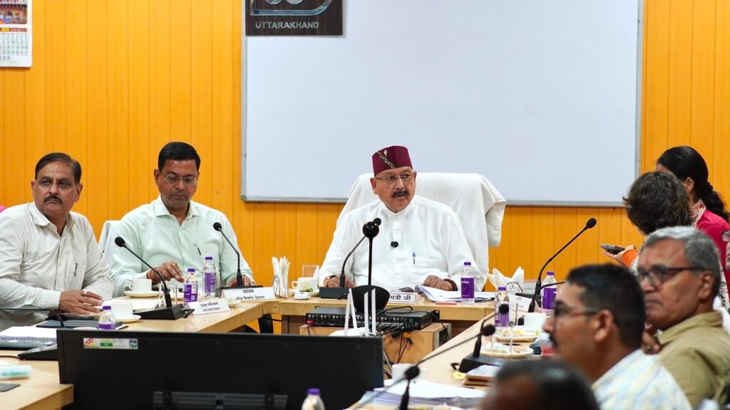 सतपाल महाराज ने लंबित सड़कों के मामलों पर अधिकारियों को दिए आवश्यक दिशा-निर्देश