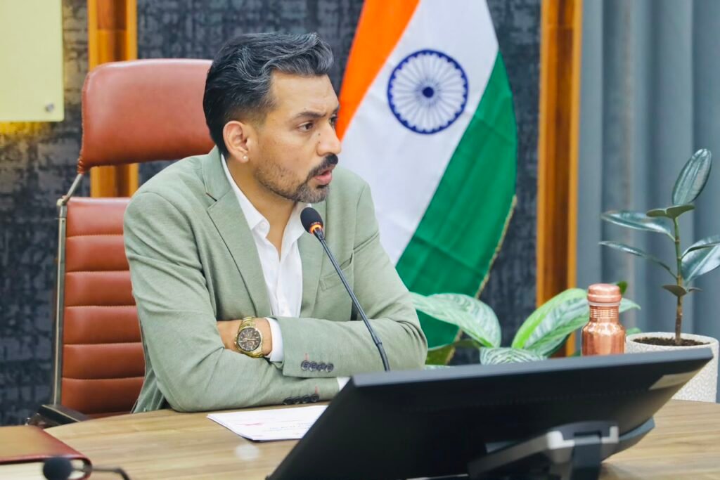 जिलाधिकारी डॉ. आशीष चौहान ने संक्रमित मरीजों को तत्काल उपचार से जोड़ने के दिए निर्देश