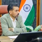 जिलाधिकारी डॉ. आशीष चौहान ने संक्रमित मरीजों को तत्काल उपचार से जोड़ने के दिए निर्देश