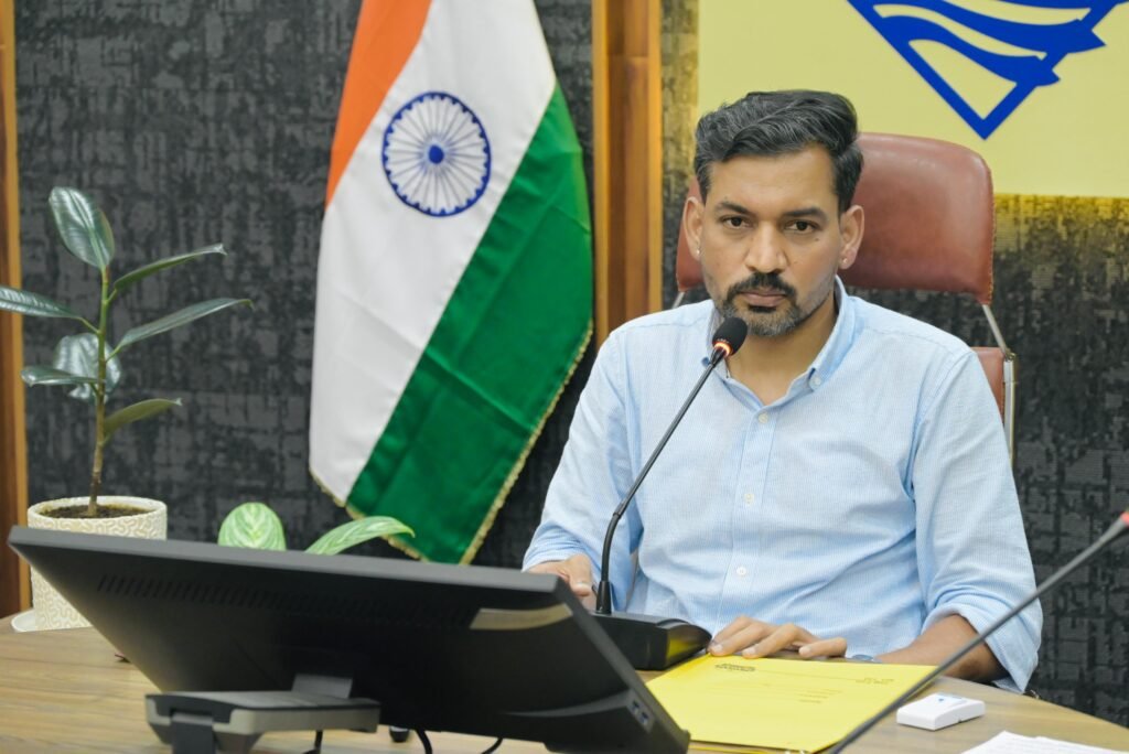 जिलाधिकारी डॉ. आशीष चौहान ने राजनीतिक दलों के प्रतिनिधियों के साथ मतदाता सूची पुनरीक्षण अभियान की समीक्षा की