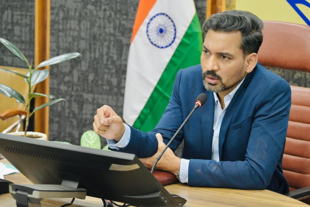 डीएम डॉ. आशीष चौहान ने दिए निर्देश, ब्लैक स्पॉट पर जल्द तैयार होगी डीपीआर