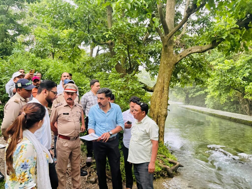 जिलाधिकारी डॉ. आशीष चौहान ने अनधिकृत कूड़ा डंपिंग पर तत्काल नोटिस जारी करने के दिए निर्देश
