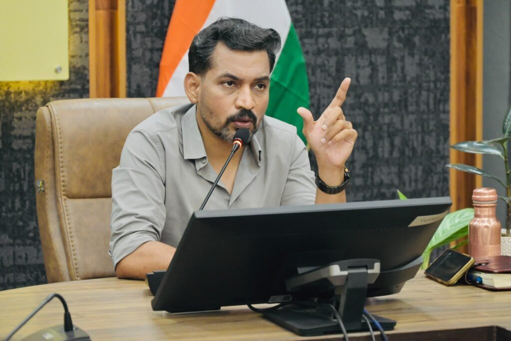 जिलाधिकारी डॉ0 आशीष चौहान ने प्रत्येक माह संबंधित संस्थाओं एवं अधिकारियों के साथ समीक्षा बैठक के निर्देश दिए